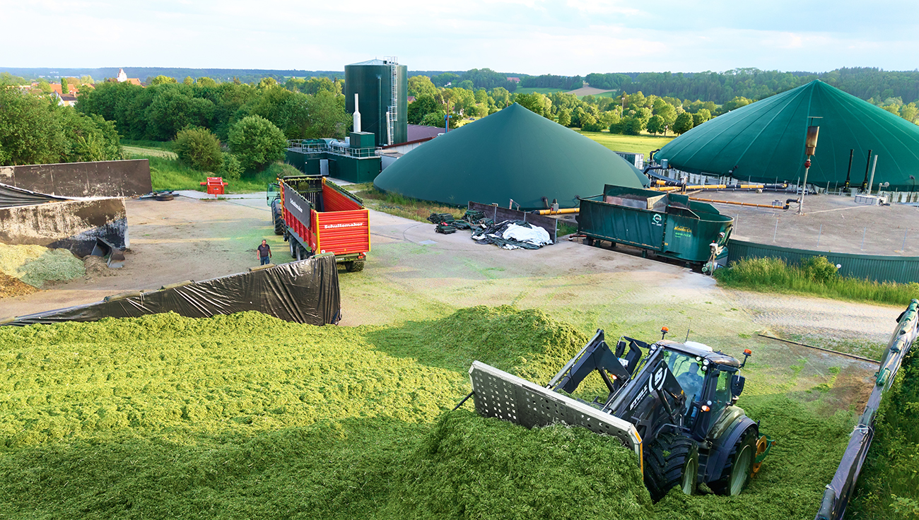 Hans-van-Bebber-gmbh-Referenz-Grosspufferspeicher-5000m3-Bioenergie-Neidlinger-Rottal-Grassilage-Schichten-und-Selieren