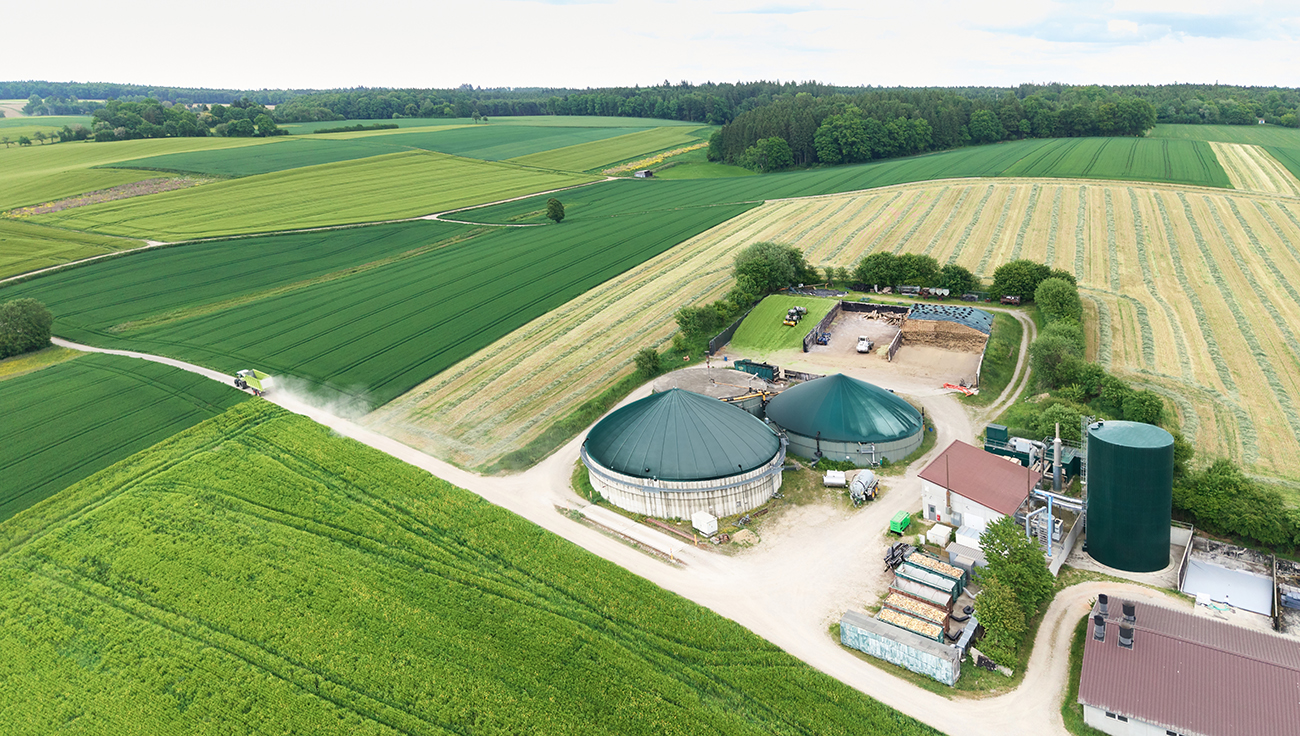 Hans-van-Bebber-gmbh-Referenz-Grosspufferspeicher-5000m3-Bioenergie-Neidlinger-Rottal-mit-Silagelagerung-Fermenter-Blockheizkraftwerk-und-Hackschnitzeltrocknungsanlage