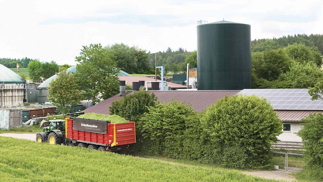 Hans-van-Bebber-gmbh-Referenz-Grosspufferspeicher-Bioenergie-Neidlinger-Rottal-Waerme-Pufferspeicher-1000m3-mit-Schuitemaker-Mehrzweckwagen-Rapide-800