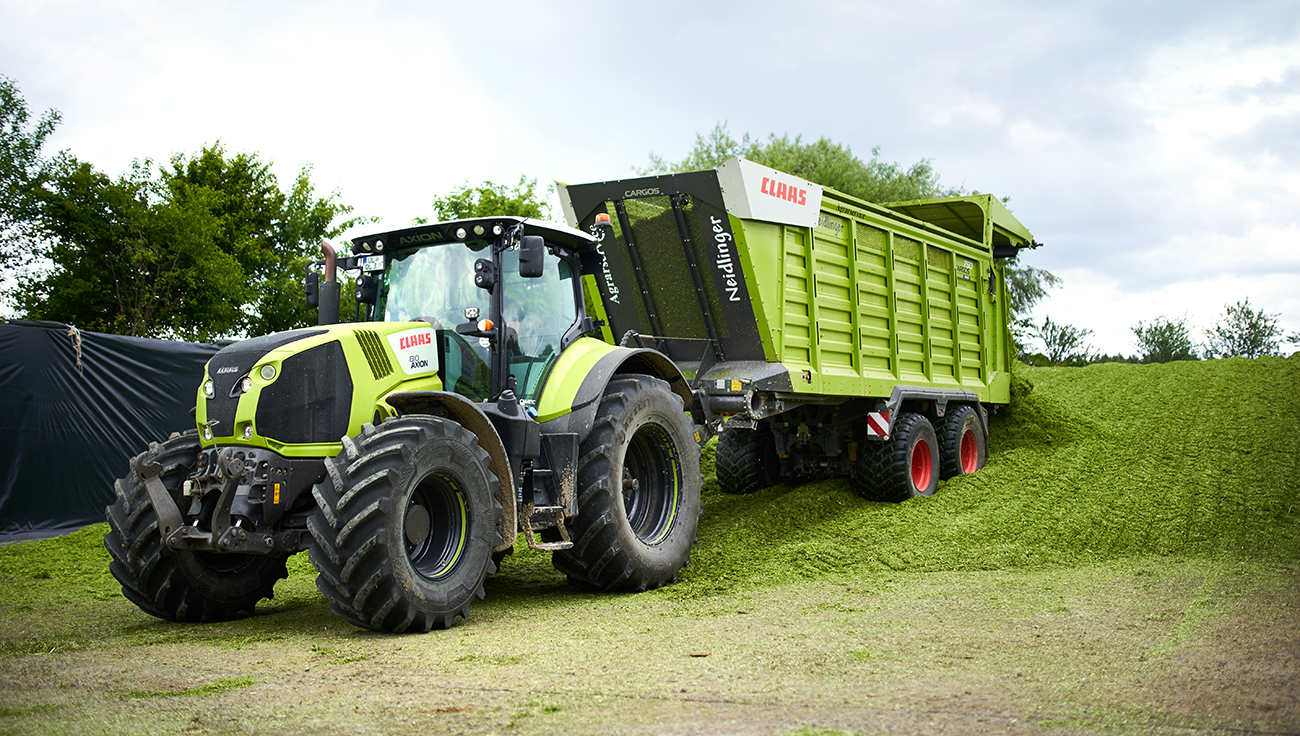 hans-van-bebber-gmbh-referenz-grosspufferspeicher-Bioenergie-Neidlinger-Rottal-Grassilage-Anlieferung-mit-Claas-Traktor-AXION-810-und-Claas-Ladewagen-Cargos-750